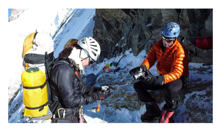 Im Fokus der Öffentlichkeit. Gerlinde Kaltenbrunner, hier gefilmt von Daniel Bartsch am K2. Bild: Ralf Dujmovits.