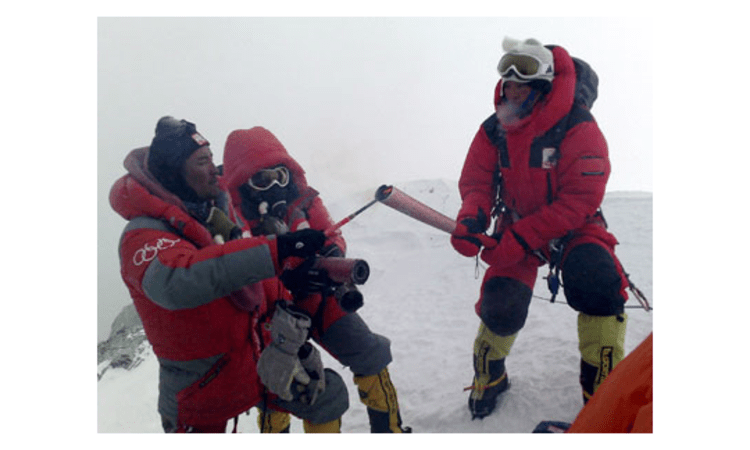 Trotz heftiger Kritik: Für sechs Minuten brannte das Olympische Feuer auf dem Everest. Foto: dpa.