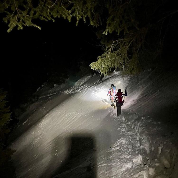 <p>In große Schneemengen im Einsatz: Kräfte der Bergwacht am Herzogstand.</p>