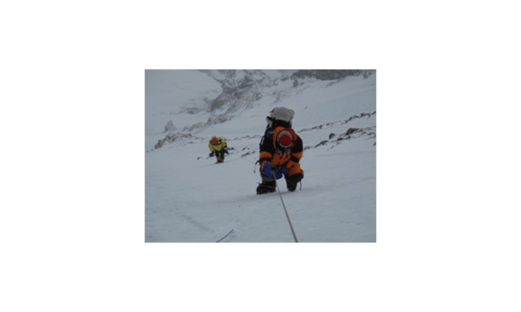 Nisar Hussain vor Gerfried Göschl im Aufstieg auf 6300 Meter(Foto: Gerfried Göschl).