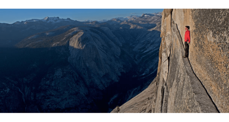<p>"Man muss nicht nur hinunterschauen können – man muss es lieben" – Honnold am Half Dome im Yosemite-Nationalpark.</p>