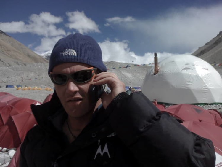Zweifelhafter Rekord: 2007 telefonierte der britische Bergsteiger Rod Baber als erster Mensch mit einem Handy vom Gipfel des Everest.