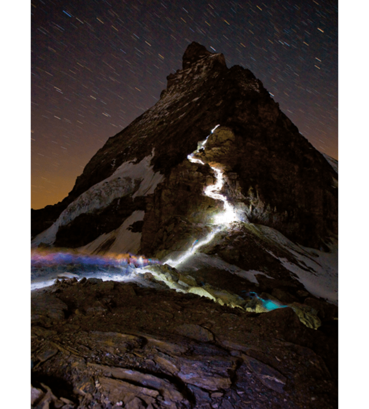 Langzeitaufnahme am Matterhorn: Hunderte Gipfelaspiranten erhellen den Grat.