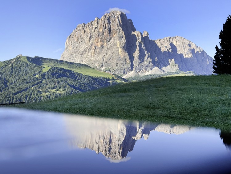 <p>Eine Burg von einem Berg: Der Langkofel dominiert die Hüttenaussicht im Süden.</p>