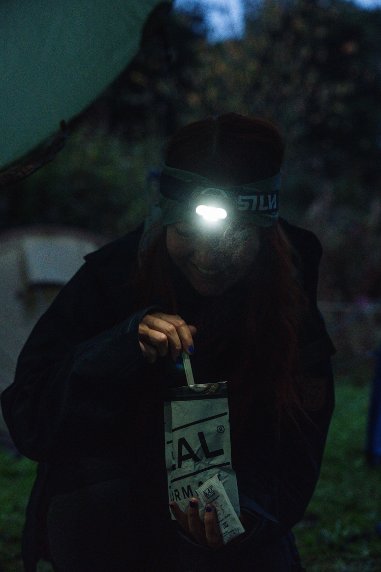 <p>Die Seek Recharge 450 im Trekkingeinsatz: Abendessen im Schein der Stirnlampe beim Fjällräven Classic.</p>