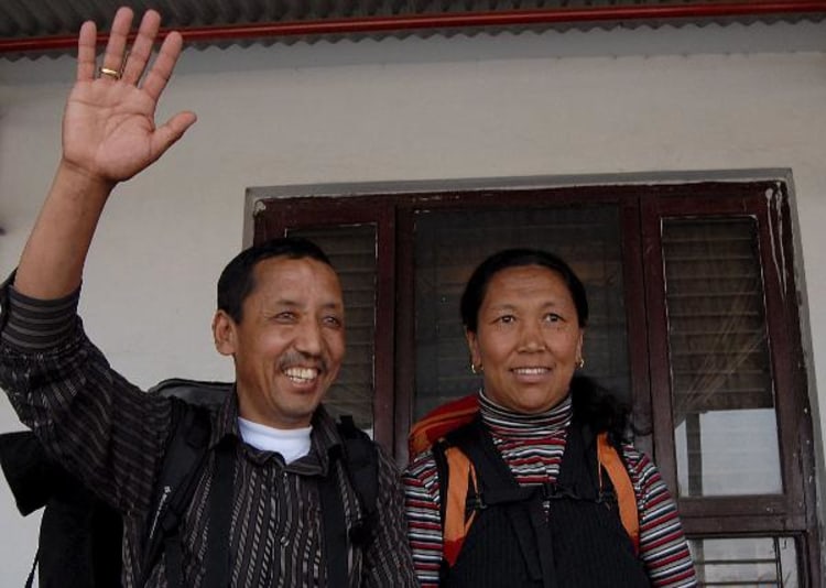 Wird keine Asche von Sir Edmund Hillary auf dem Everst verstreuen: Apa Sherpa (li., Foto: Picture Alliance).