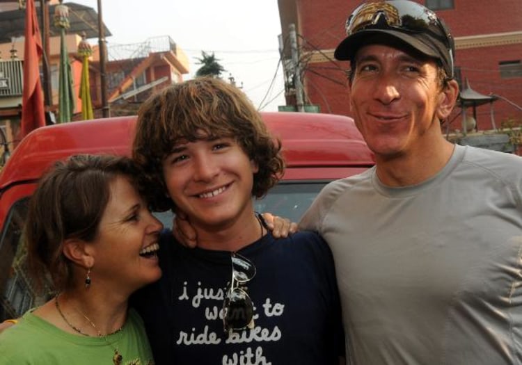 Will hoch hinaus: Jordan Romero in Mitten seiner Eltern (Foto: Picture Alliance).