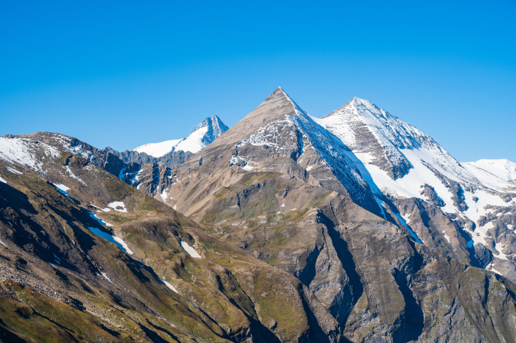 <p>Herrliches Bergpanorama in den österreichischen Hochalpen mit Blick auf Dreitausender Großglockner, Sonnenwelleck und Fuscherkarkopf.</p>