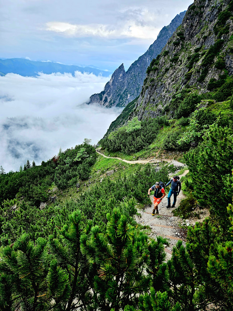 <p>Auf dem Pinzga Hatscha unterwegs in den Leoganger Steinbergen: Bergführer Markus Hirnböck (vorne) und ALPIN-Redakteur Robert Demmel.</p>