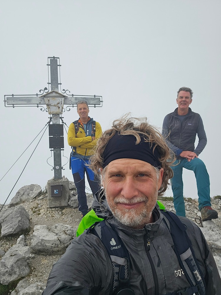<p>Abstecher von Etappe 14 des "Pinzga Hatscha":  Markus Hirnböck , ALPIN-Portalmanager Holger Rupprecht und Robert Demmel (v. l.) am Gipfel des Hochzint (2.246 m).</p>
