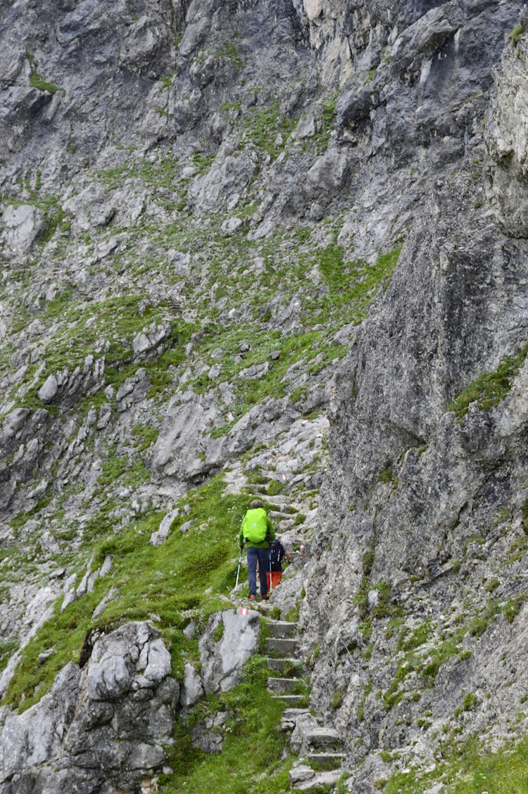 <p>Steile Stiege: einer der versicherten Abschnitte beim Aufstieg zur Passauer Hütte.</p>