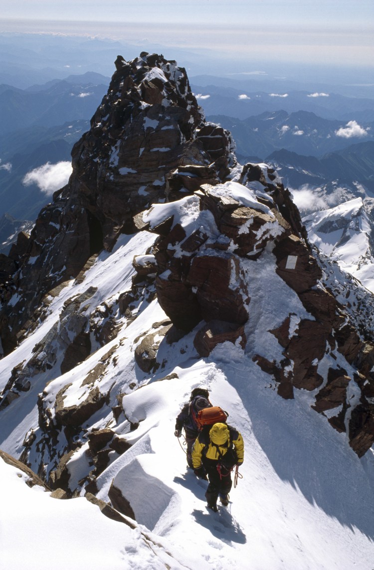 <p>Zwei Bergsteiger kurz unter dem Gipfel der Dufourspitze</p>