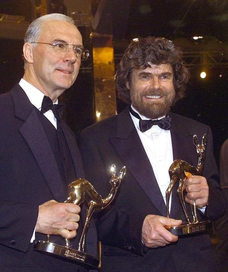 <p>Lichgestalten unter sich: Franz Beckenbauer und Reinhold Messner erhalten im Dezember 2000 den Medienpreis "Bambi".</p>