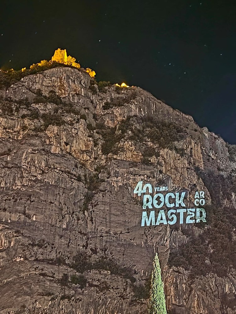 <p>Arrivederci Arco: Am letzten Abend des Rock Master wird das Logo auf den Fels unterhalb der Burg projiziert.</p>