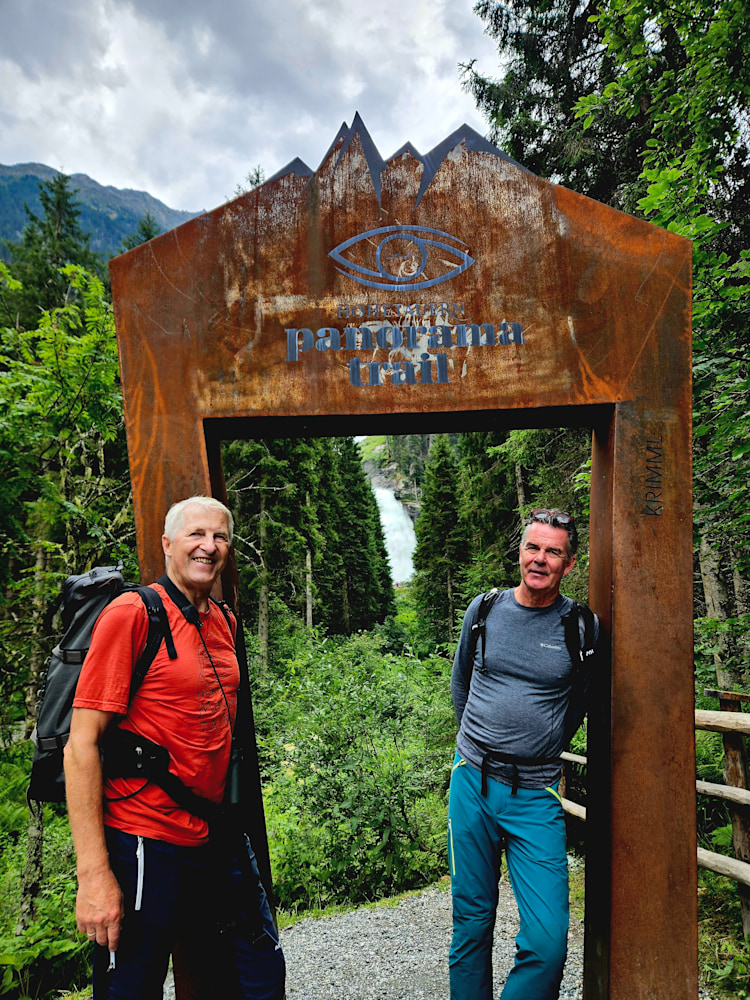 <p>Unterwegs auf der ersten Etappe des "Hohe Tauern Panorama Trail": Ferdinand Lainer (li.) und ALPIN-Redakteur Robert Demmel.</p>