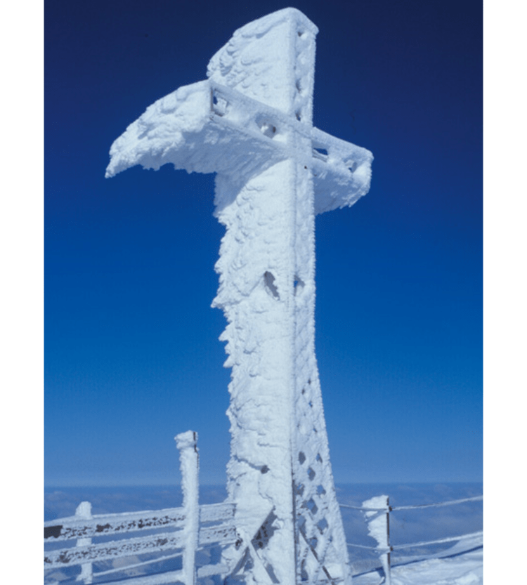 <p>Eiskalter Wind hat das Gipfelkreuz mit Anraum verziert.</p>