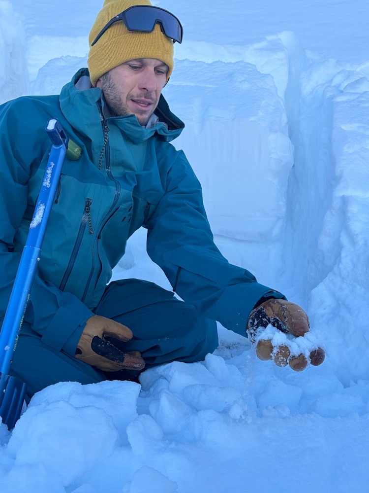 <p>Ein Schneeprofil ist ein Querschnitt durch eine Schneedecke, der zur Untersuchung der einzelnen Schichten angelegt wird.</p>