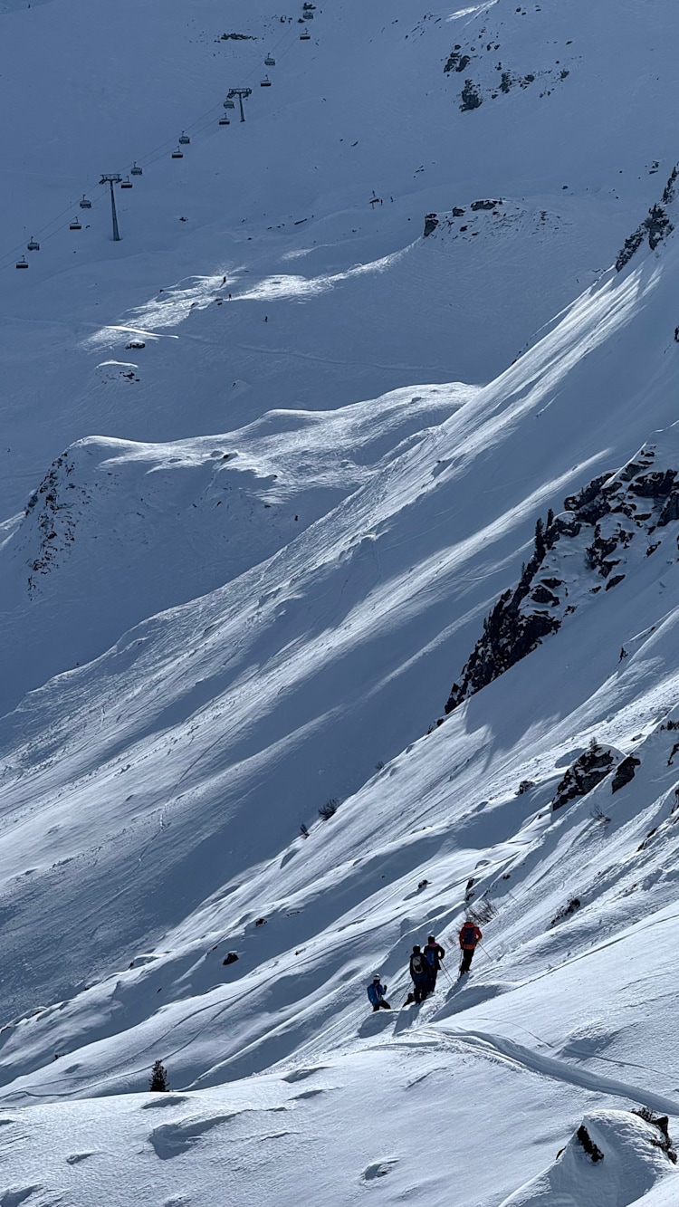 <p>Wer sucht der findet: Frischer Schnee im Osthang.&nbsp;</p>