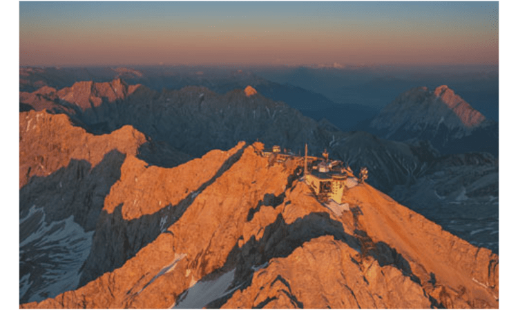 Einfach nur herrlich: Luftaufnahme vom höchsten Berg Deutschlands, der Zugspitze.