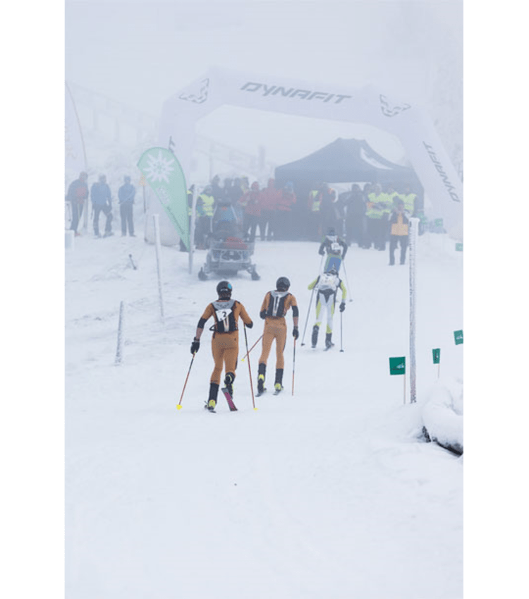 Läufer im Nebel: Zielsprint auf dem Großen Arber (Foto: Marco Kost / DAV).