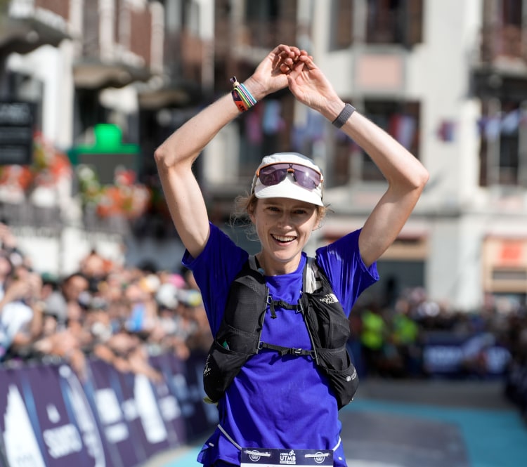 <p>Katie Schide an der Ziellinie des UTMB 2024. </p>