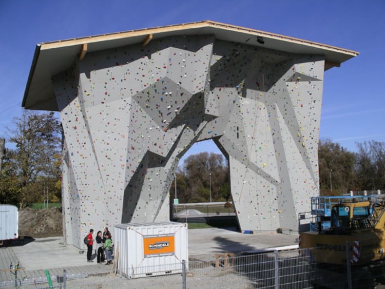 Kletterturm der Superlative: 90 Routen auf 850 Quadratmetern Kletterfläche.