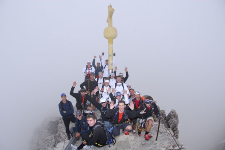 Gruppenbild im Nebel: Die Teilnehmer der ALPIN-Challenge am Gipfel der Zugspitze. Klicken Sie für eine Großansicht!