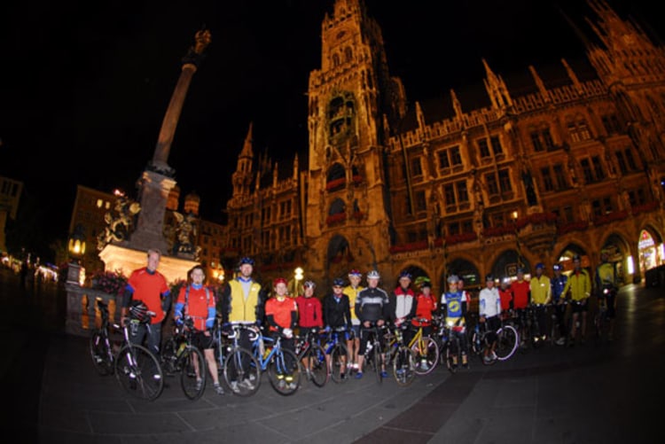 Gruppenfoto vor dem nächtlichen Start am Münchner Marienplatz. Klicken Sie für eine Großansicht!