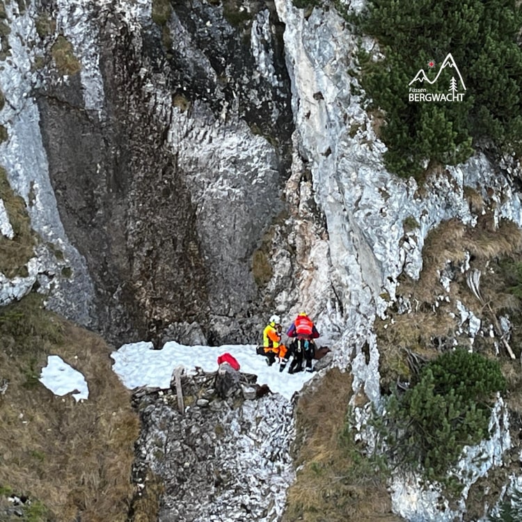 <p>Hat vermutlich Schlimmeres verhindert: das schneebedeckte Felsband, auf dem die 32-Jährige zum Liegen kam.</p>