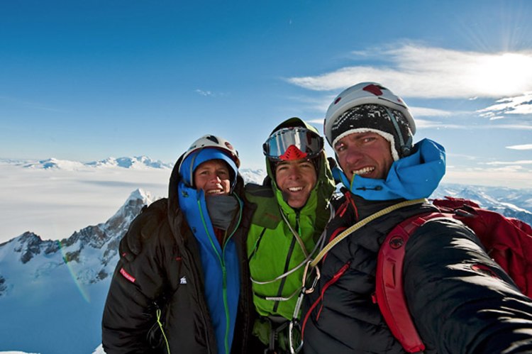 Auf dem Gipfel des Torre Egger: Stephan Siegrist, Dani Arnold und Thomas Senf (v. l.).