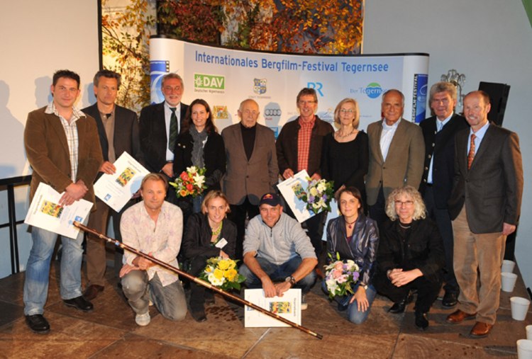 Aufgereiht: Jury, Bürgermeister und Gewinner sammeln sich um Schirmherr Heiner Geißler (Foto: Thomas Plettenberg)