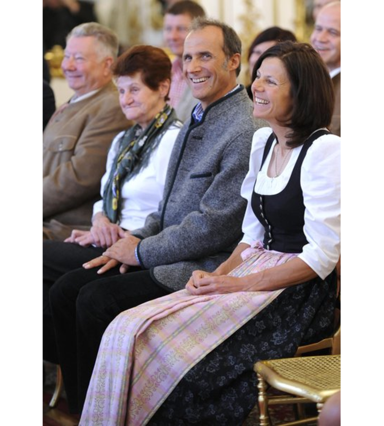 Tochter und Ehefrau: Gerlinde Kaltenbrunner neben Ralf Dujmovits und ihren Eltern Rosi und Manfred Kaltenbrunner beim Empfang in der Wiener Hofburg am 29. September 2011 ( Foto:picture-alliance).