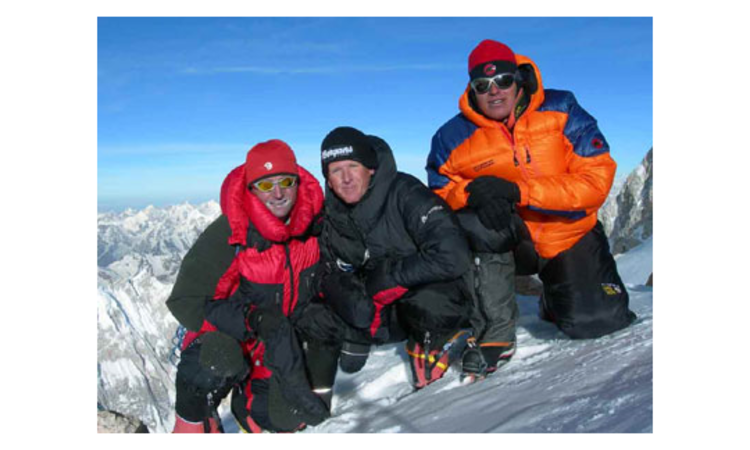 Erfolgreich am Gipfel: Ueli Steck, Hans Mitterer und Cedric Hählen.