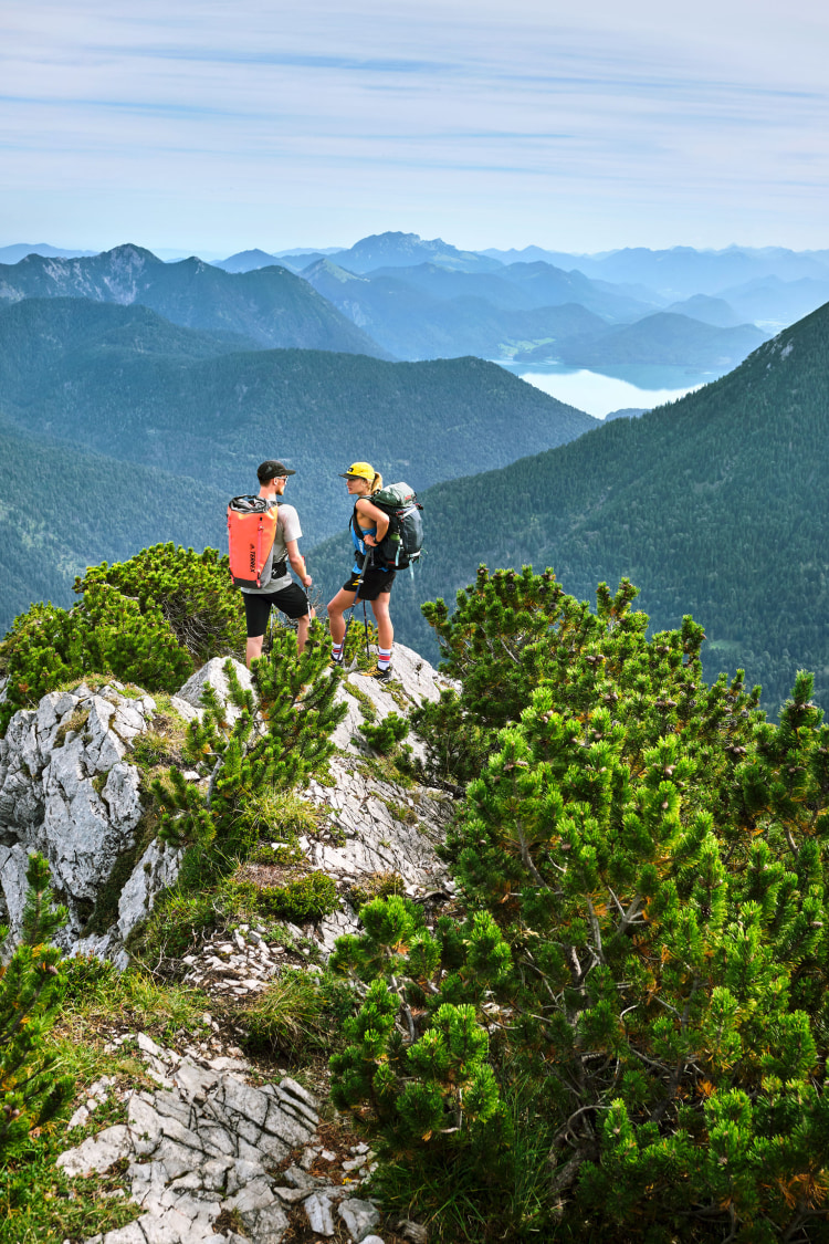 <p>Gipfeltour mit Seeblick: Auf der Hohen Kisten schweift der Blick zum Walchensee und zu den Gipfeln rund um die Jachenau.</p>