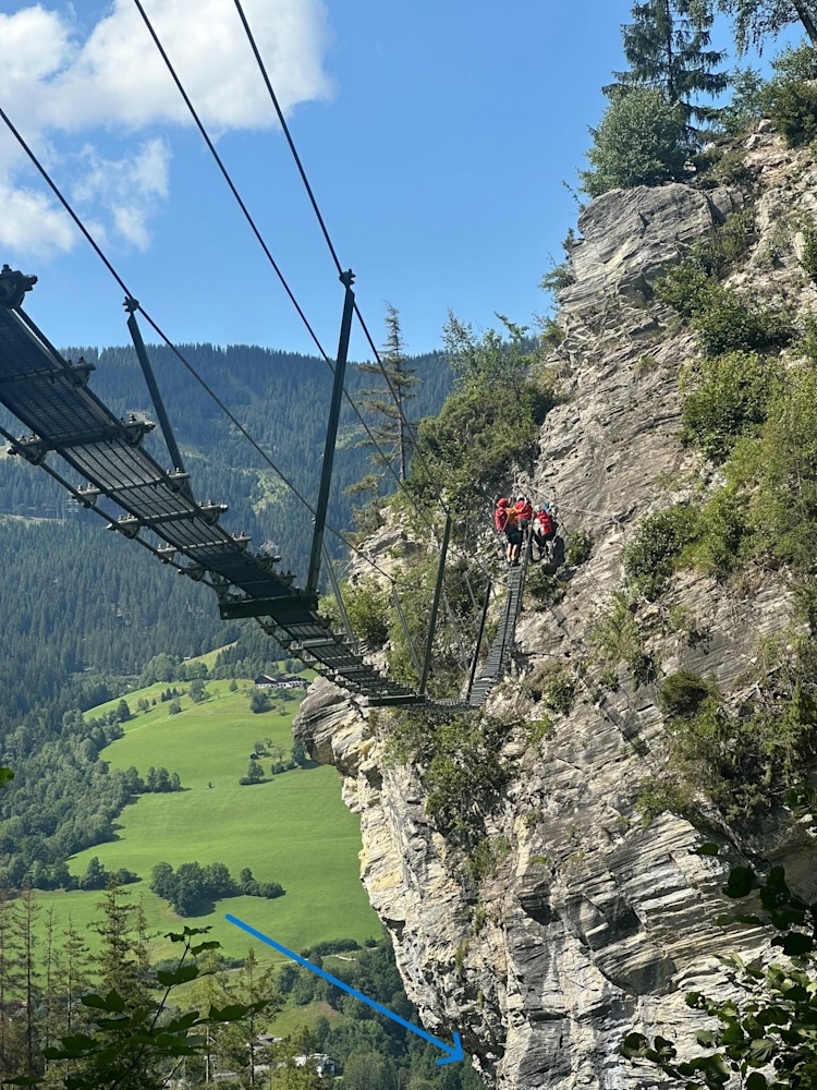 <p>Die Bergrettung im Rettungseinsatz: Unten die Position der blockierten Klettersteiggeher</p>