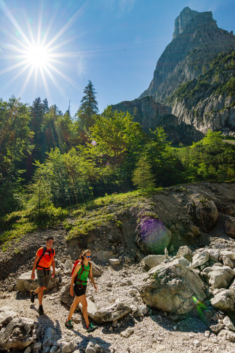 <p>Von grünen Inseln durchzogen ist die zweite Etappe des Koasa Trail: Der steile und raue Kaiser-Kalk bildet die eindrucksvolle Kulisse. </p>