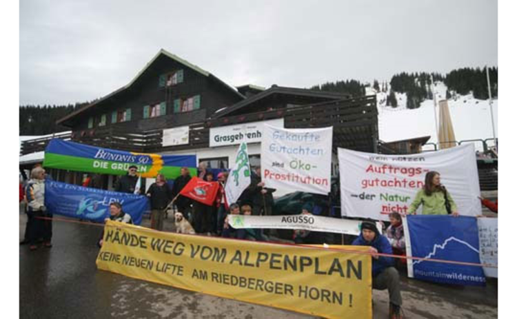 Demo: 50 Umweltschützer protestieren gegen neue Lifte am Riedberger Horn.