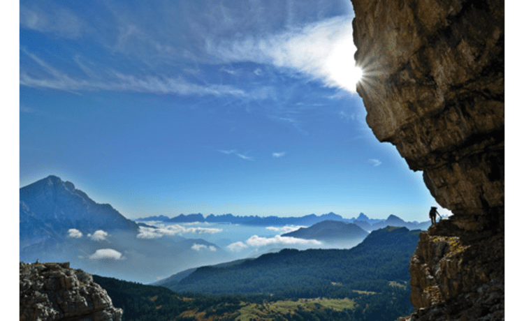 Ein Durchschlupf, wo keiner zu sein scheint: Über das ausgesetzte Ball-Band führt der Weg auf den Pelmo mit Blick auf den Monte Antelao (ganz links).