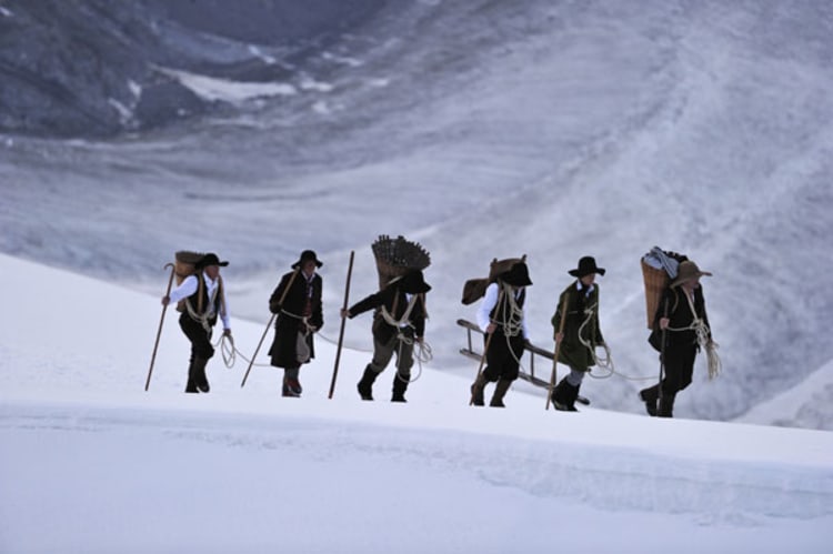Von wegen High-Tech: In historischer Bergausrüstung auf dem Weg zum Gipfel der Jungfrau unterwegs (Foto: PHOTOPRESS / Mammut / Robert Boesch).