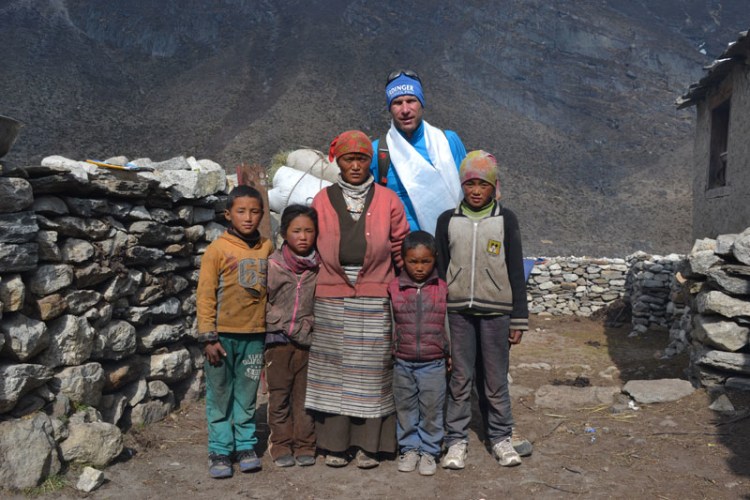 Besuch bei Angehörigen: Matthias Baumann und die Familie von Dorji Sherpa.