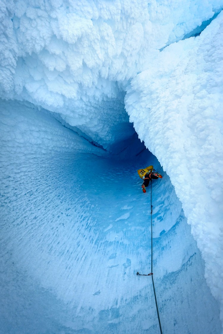 <p>Fabian Buhl klettert durch einen natürlichen Eistunnel am Cerro Torre.</p>