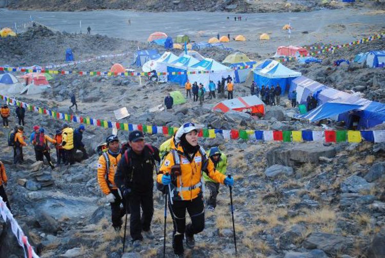 Abmarsch: Eun Sun beim Verlassen das Annapurna-Basislagers (Foto: Picture Alliance).