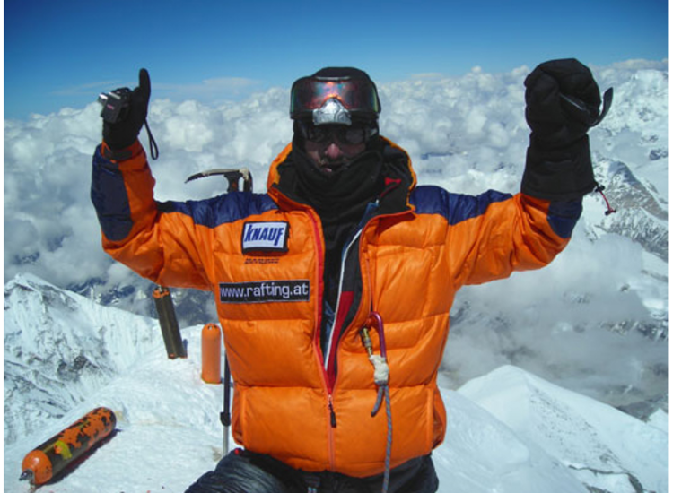 Tagestour Everest: Christian Stangl auf dem höchsten Berg der Erde (Foto: skyrunning.at).
