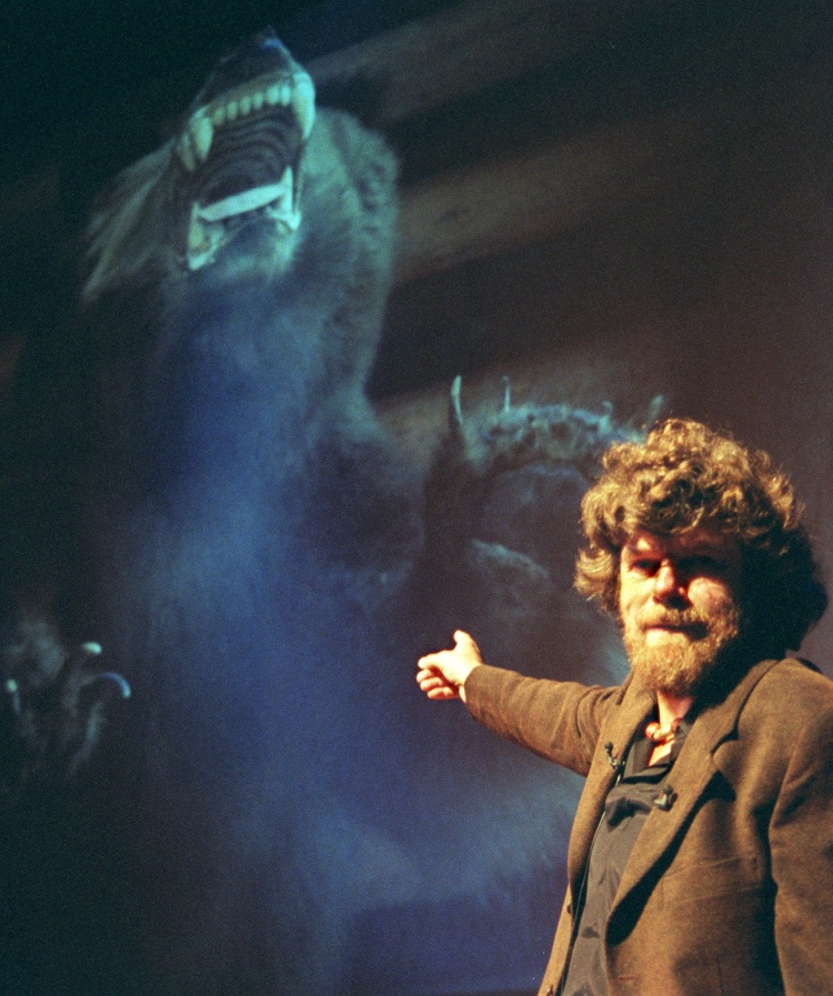 Dem Yeti auf der Spur: Reinhold Messner 1998 bei der Präsentation seines Buches "Yeti - Legende und Wirklichkeit". 