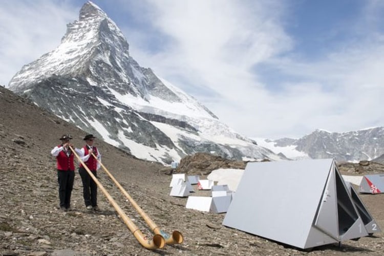 Stilecht: Eröffnung des "Matterhorn Base Camp" am 19.07.2014 (Foto: picture-alliance.com).