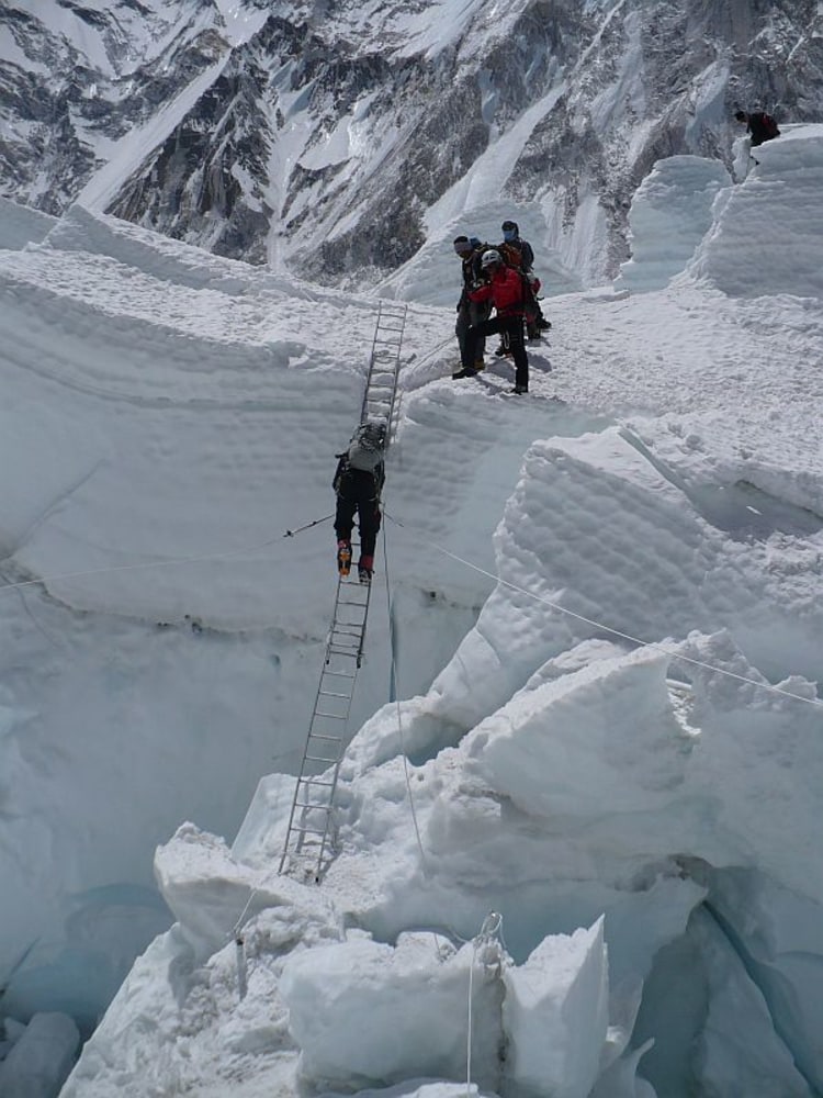 Zurück ins Basislager: Im Abstieg durch den oberen Teil des Eisbruchs.