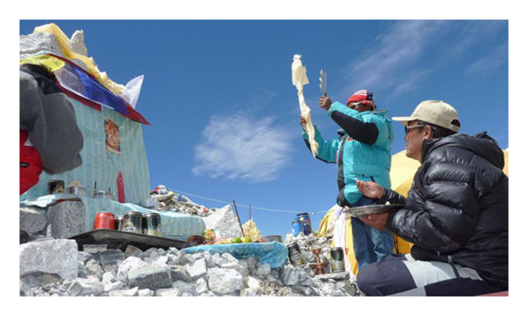 Sonam Tendu Sherpa rezitiert die Puja-Gebetsformeln. Foto: G. Kaltenbrunner.