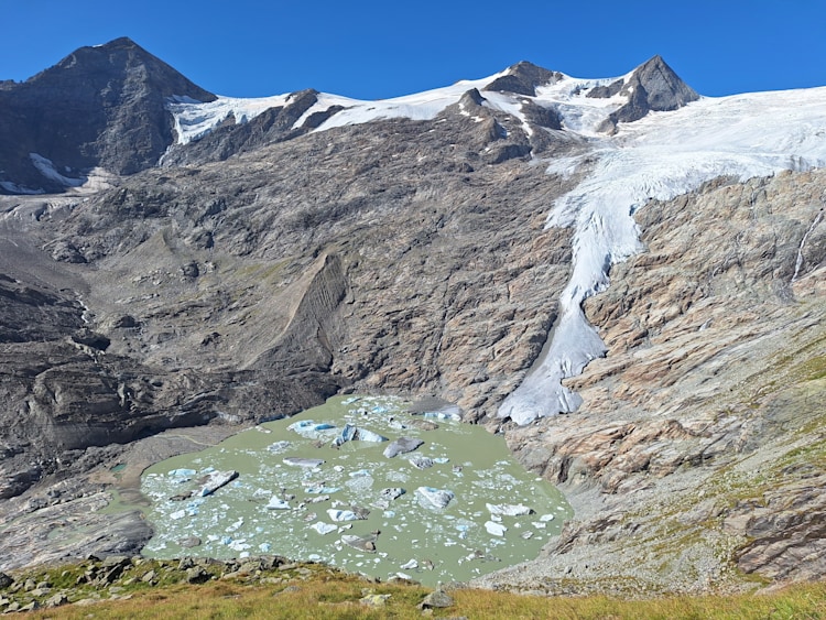 <p>Schwindende Gletscher machen die Folgen der Klimakrise im Hochgebirge besonders sichtbar.</p>