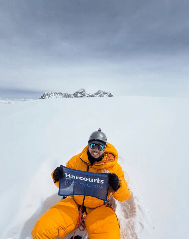 <p>Der Australier am Gipfel der Ama Dablam.</p>