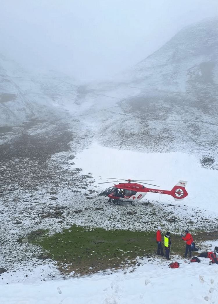 <p>Bild des Rettungseinsatzes bei winterlichen Bedingungen.</p>